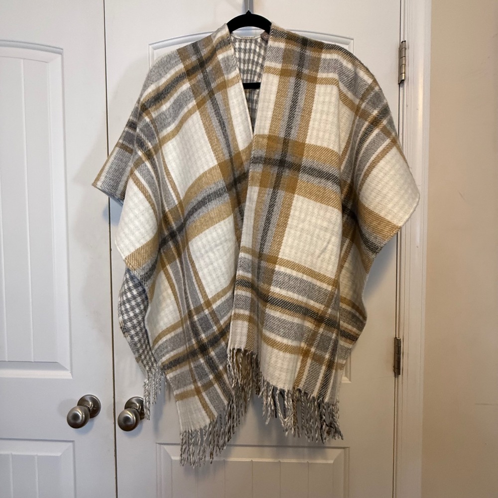 Chicos Reversible Plaid Houndstooth Shawl Cape Poncho Wrap Fringe Tan Grey OS - Picture 2 of 10